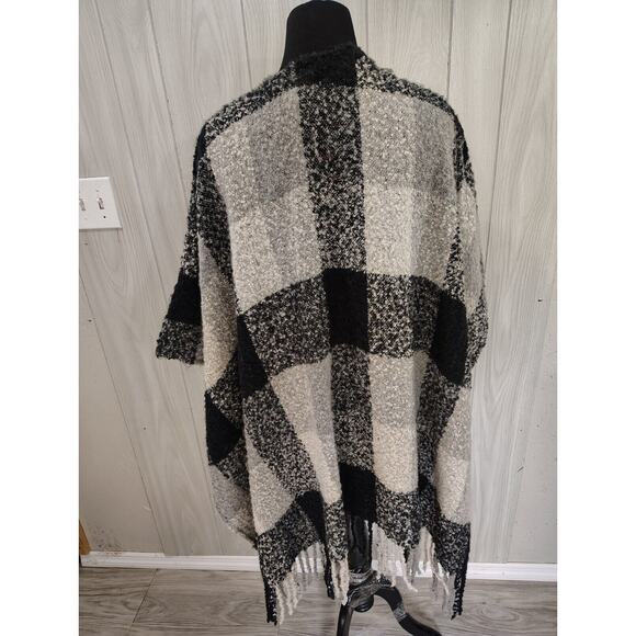 Woolrich Plaid Black Grey Cream Poncho Wrap Fringe Cozy Soft One Size - Picture 3 of 6